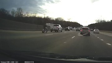 Thiếu quan sát, tài xế xe máy đâm thẳng đuôi xe bán tải