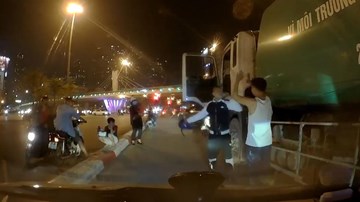 Bị tạt đầu, bấm còi inh ỏi, người đàn ông đánh tài xế xe chở rác túi bụi