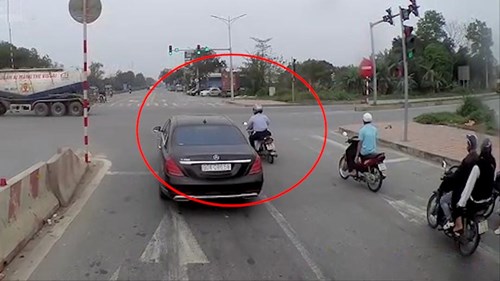 Người đàn ông đi xe máy tạt đầu ô tô bị nữ tài xế tông văng xuống đường