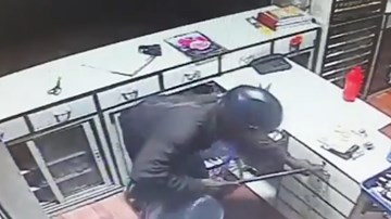 Trộm đột nhập cửa hàng y tế, dùng xà beng phá tủ đựng tiền