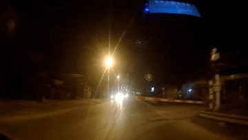 Barie đường sắt quay ra đường khiến ô tô gặp nạn