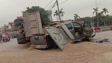 Xe bán tải bị phủ đầy cát sau va chạm mạnh giữa ngã tư