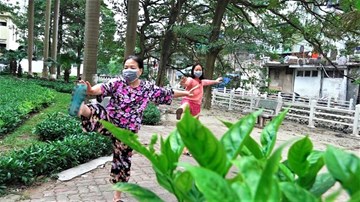 Tiếng hát yêu đời từ trong khu cách ly Trúc Bạch