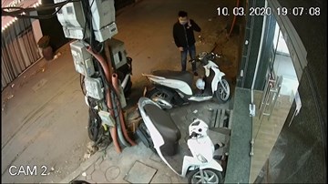 Tên trộm đeo khẩu trang, vờ nghe điện thoại trộm xe SH mode trên phố Hà Nội