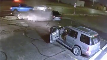 Tài xế say rượu lái xe với tốc độ cao đâm nát bét 2 ô tô