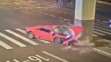 Lao thẳng trụ bê tông, siêu xe Lamborghini 70 tỷ thành phế liệu