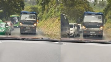 Đường tắc, xe ben lấn làn ngược chiều bị ô tô ép lùi hàng chục mét