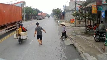 Hai cụ bà không dám qua đường và hành động ấm lòng của tài xế xe tải