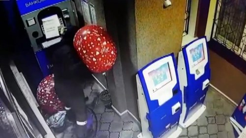 Tên trộm dùng bóng bay thổi tung cây ATM và cái kết cay đắng