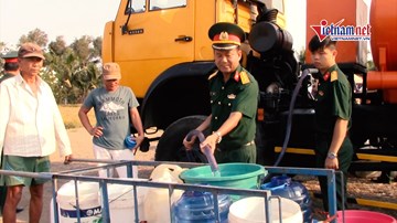 Bộ đội chở từng bồn nước sạch phục vụ dân vùng hạn, mặn