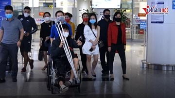 Duy Mạnh vui vẻ trở về sau ca phẫu thuật thành công