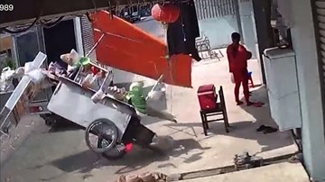 Quên đóng cửa thùng sau, xe tải hất bay quầy hàng ăn ven đường