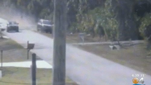 Xe sang mất lái bay lên không trung, lộn nhiều vòng trên đường