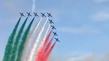 Màn trình diễn đặc biệt của Không quân Italia khích lệ dân chống Covid-19