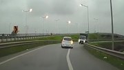 Tài xế xe tải bấm còi inh ỏi khi đi vào đường ngược chiều trên cao tốc