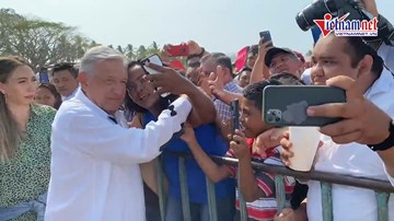 Tổng thống Mexico bị chỉ trích vì gặp hàng nghìn người giữa đại dịch