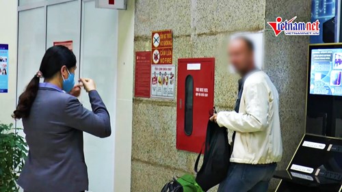 Khách Tây quyết không đeo khẩu trang, nhân viên nhà ga 'bó tay'