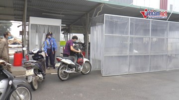 Công ty dựng buồng khử khuẩn, vách bàn ăn chống Covid- 19
