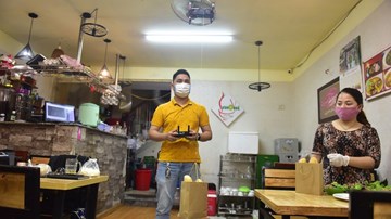 Flycam chuyển bánh mì: Độc chiêu quán Hà Nội thời Covid-19