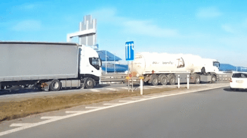 Nhập làn tốc độ cao đâm vào đuôi xe bồn, đầu xe container vỡ nát hoàn toàn