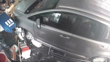 Khoảnh khắc du khách say rượu lao thẳng ô tô vào quầy thanh toán