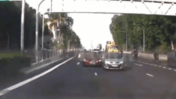 Bất ngờ lấn làn, ô tô con gây tai nạn liên hoàn trên cao tốc