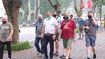 Khách Tây: Thật tuyệt khi Việt Nam có biện pháp chống dịch khắp mọi nơi