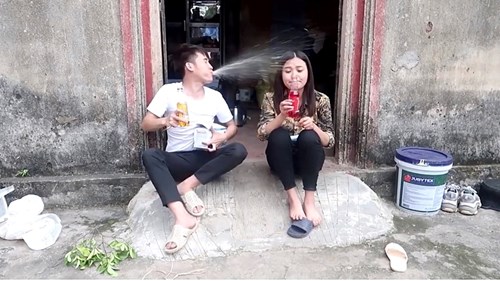Con gái bà Tân Vlogs bị 'ném đá' khi tập tành làm Vlog như anh và mẹ