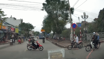 Cố cắt đầu ô tô để sang đường, xe máy đâm thẳng vào xe khác