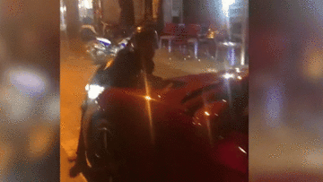 Tài xế xe sang chống đối, nhấn ga húc cảnh sát rồi bỏ trốn