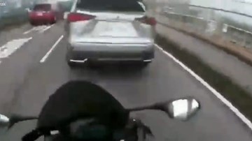 Vít ga, xe môtô lao với tốc độ nhanh đâm vào đuôi ô tô