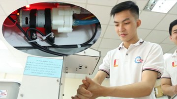 Sinh viên Bách Khoa chế tạo thành công máy sát khuẩn phun tự động