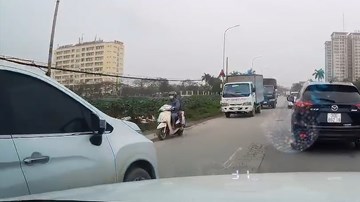 Nữ tài xế ô tô cố vượt, tạt đầu xe khác suýt gây tai nạn