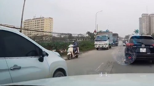 Nữ tài xế ô tô cố vượt, tạt đầu xe khác suýt gây tai nạn