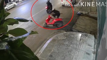 Thấy bé trai tri hô, tên trộm lóng ngóng vứt xe bỏ chạy cùng đồng bọn