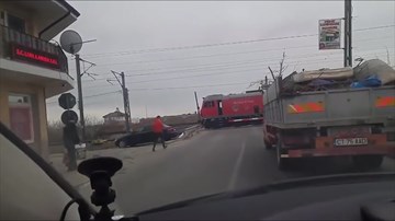 Dừng tàu hỏa giữa ngã tư để…mua cà phê