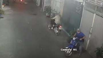Bẻ khóa trộm xe máy siêu nhanh trong hẻm đông người qua lại