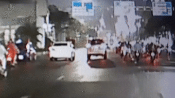 Người phụ nữ chở con nhỏ tạt đầu, tông vào ôtô 7 chỗ