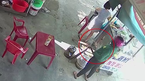 Đi mua bánh mỳ, người phụ nữ cuỗm luôn điện thoại người bán hàng