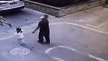 Cửa kính từ tầng 16 rơi xuống đất, người đàn ông và bé gái thoát chết