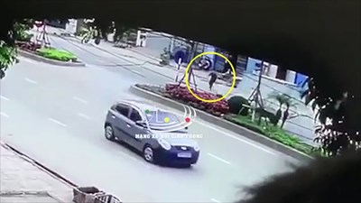 Xe tải đâm trúng người đàn ông băng qua đường bị ngã
