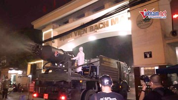 Binh chủng Hoá học dùng phương tiện đặc chủng phun khử khuẩn BV Bạch Mai