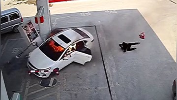 Ô tô bốc cháy ngùn ngụt lao thẳng vào trạm xăng