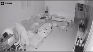 Tên trộm đeo găng tay, khẩu trang, trùm chăn đột nhập nhà dân