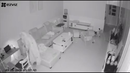Tên trộm đeo găng tay, khẩu trang, trùm chăn đột nhập nhà dân