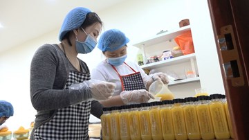 Vắt cam cháy máy, mỗi ngày gửi 500 chai tiếp sức y bác sĩ chống dịch