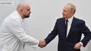 TT Putin bắt tay, trò chuyện trực tiếp với bác sĩ vừa bị nhiễm Covid-19