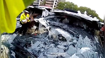 Giải cứu nữ tài xế và 2 con nhỏ bất ngờ bị 30 tấn kính chôn vùi cùng ô tô