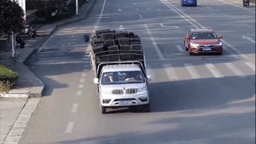 Hy hữu: Ngồi chờ xe buýt, cô gái bất ngờ bị lốp xe khách ‘hạ gục’