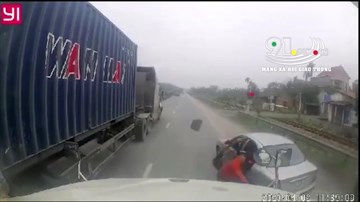 Tài xế xe con cà khịa, cầm gạch ném vỡ kính container rồi bỏ chạy